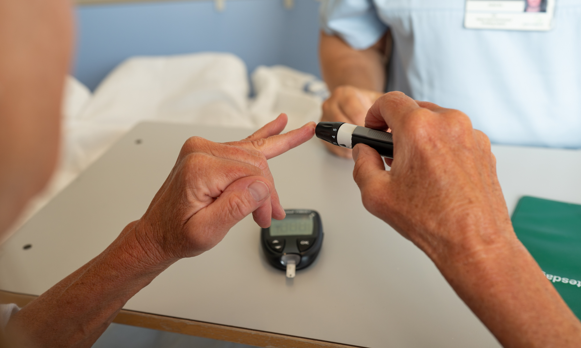 Person laver fingerprik for blodsukkermåling.