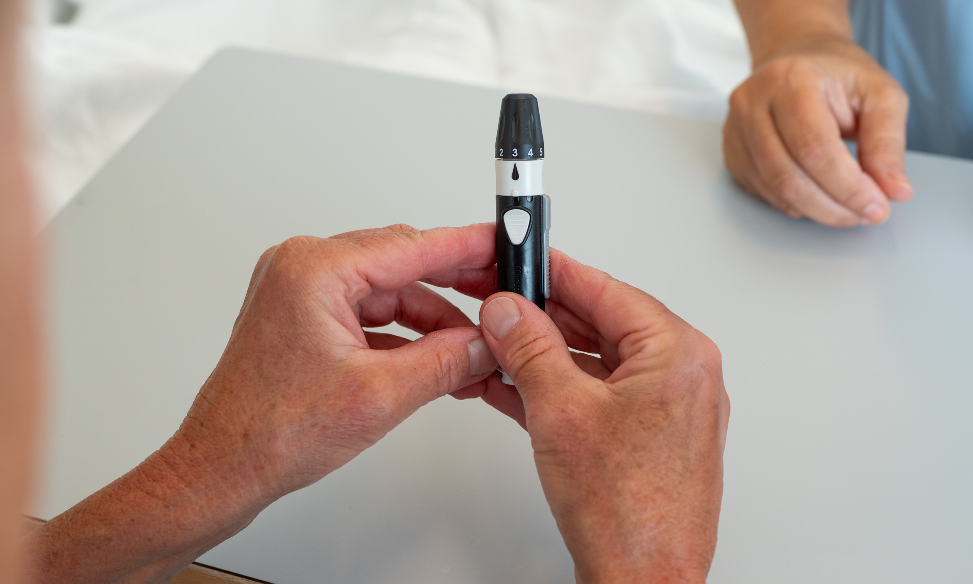 Person klargør fingerprikker til blodsukkermåling.