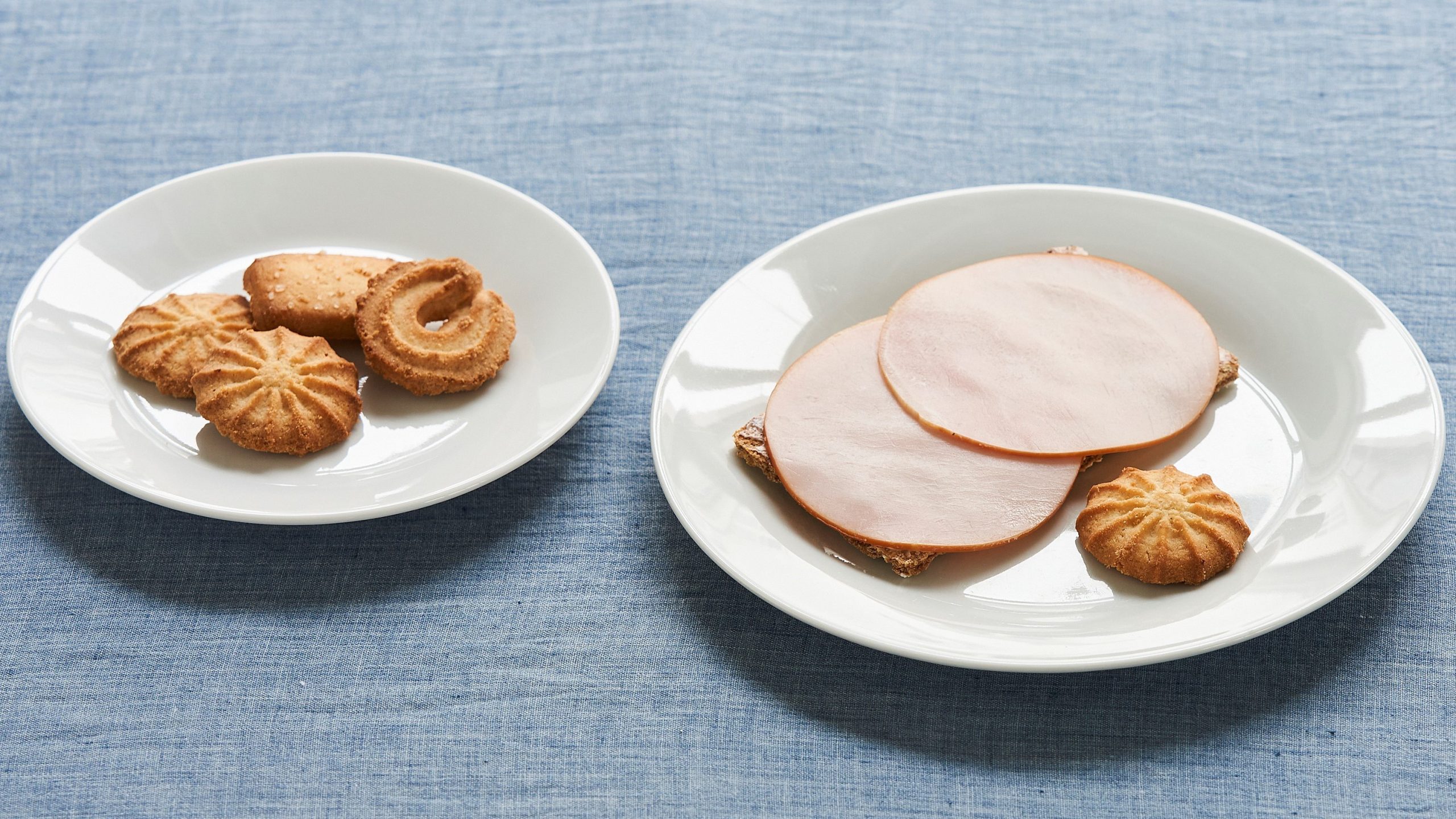 Mellemmåltid med småkage og knækbrød med kødpålæg