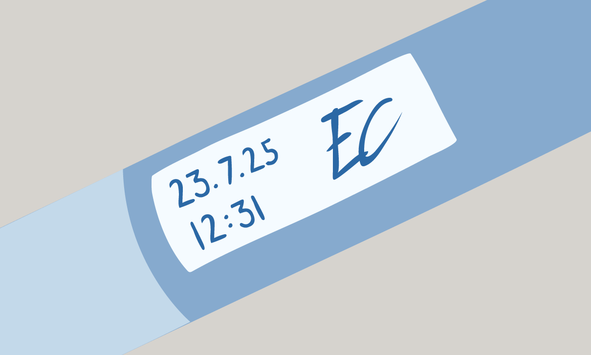 Etikette med holdbarhedsdato på en insulinpen