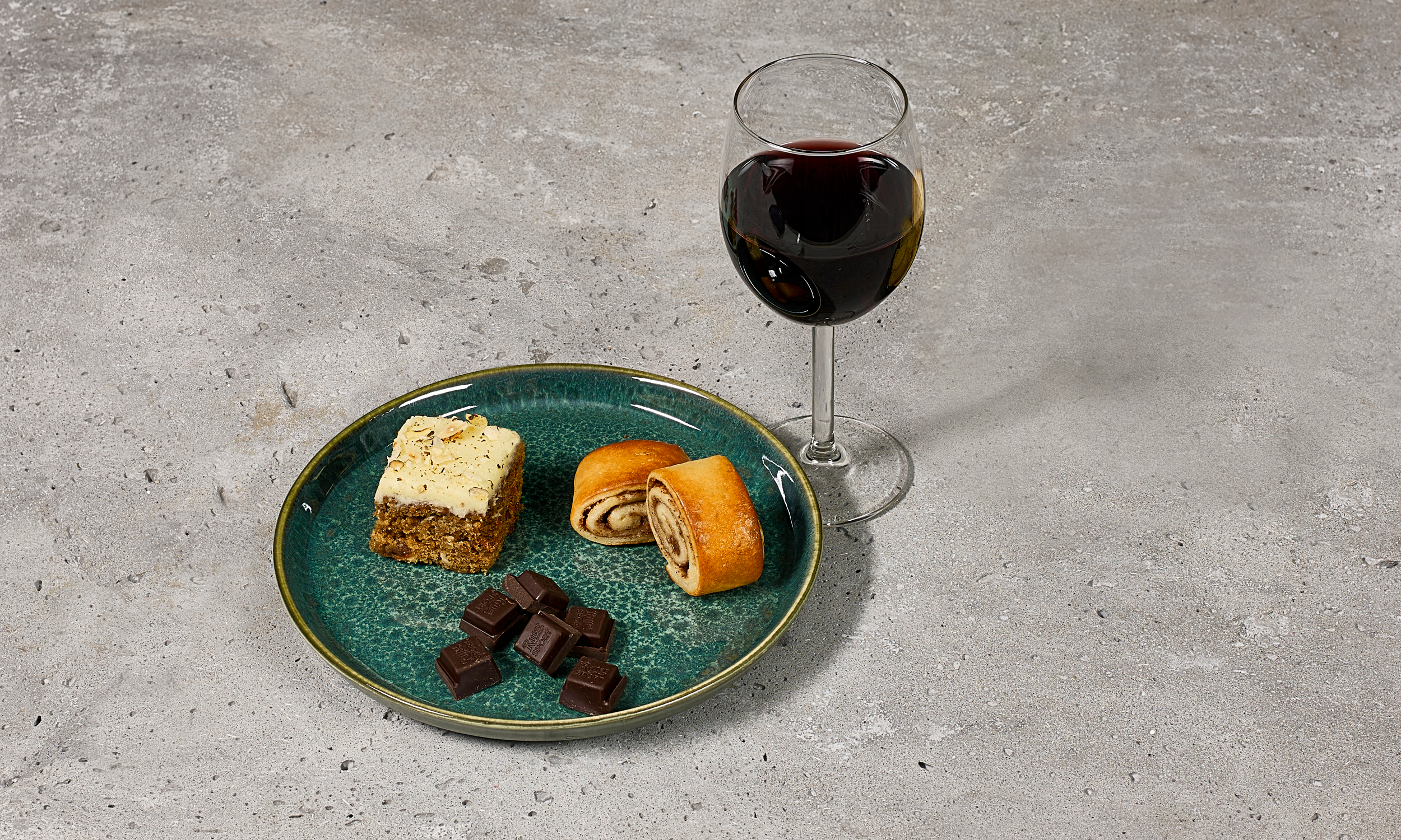 Billede som viser det søde, fede og salte en kvinde på 70 år kan indtage om ugen.